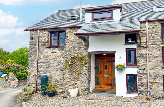 A cottage that sleeps 4 guests in 2 bedrooms