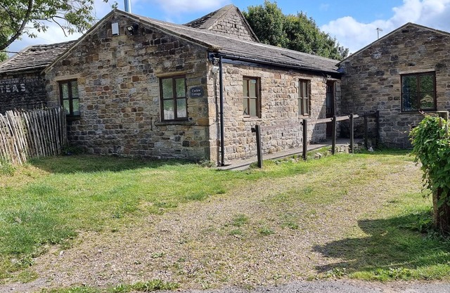 A cottage that sleeps 4 guests in 2 bedrooms