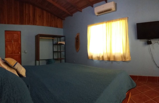Una casa de campo junto a la playa.