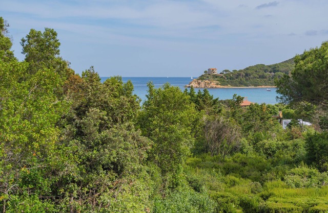 CASA CON GRAN JARDIN POR EL MAR