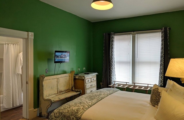 Habitación King a nivel del suelo con desayuno completo personalizado en el centro de Shelburne, VT