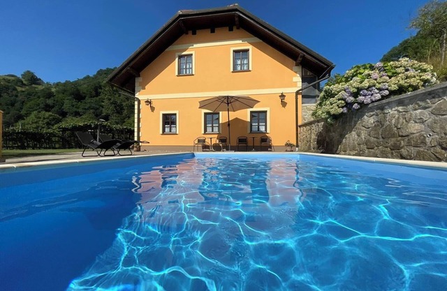 A cozy and luxurious house with a pool beneath mount Donačka gora.