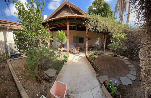 a cozy apartment with a beatiful garden in the heart of the old city/