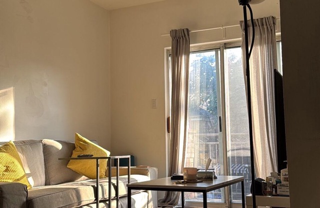 A Cozy & Bright Apartment w/ Terrace-Friendly Neighbourhood Downtown Toronto