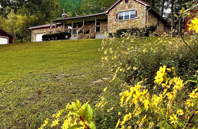 A cozy country home near Nolin Lake, Blue Holler and Mammoth Cave!