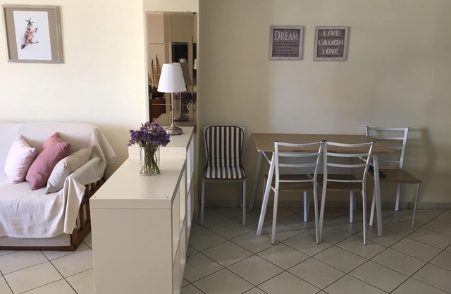 Un acogedor apartamento de 80 m² cerca de la playa de Gribovo.