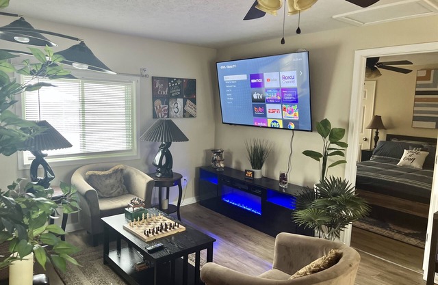 A Cozy, Homely, Fun Retreat minutes from downtown