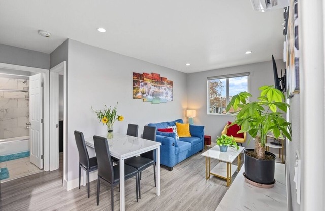 ¡Un acogedor refugio urbano recién construido en el corazón de Los Ángeles!