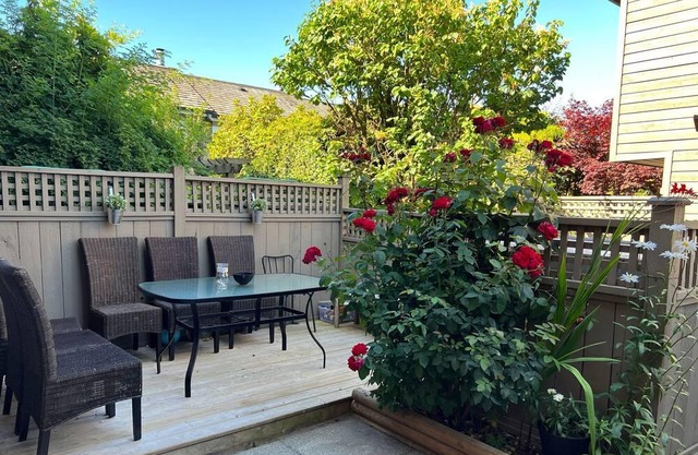 A cozy room, queen bed, 1/2 guest(s), free parking in the heart of Lonsdale Ave.