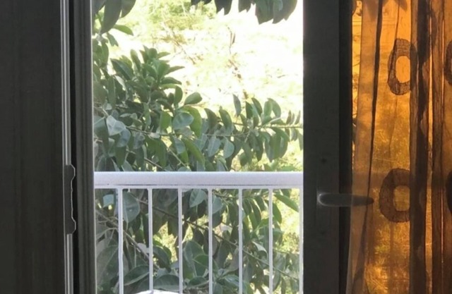 un acogedor apartamento cálido y limpio en una zona residencial