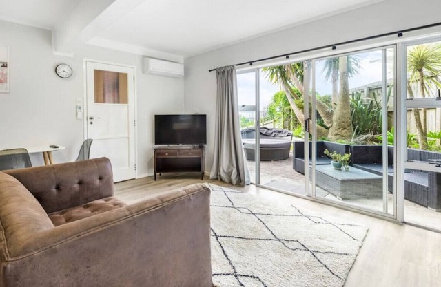 A delight in the Bays | 1 BR | 1 BATH | Free WiFi