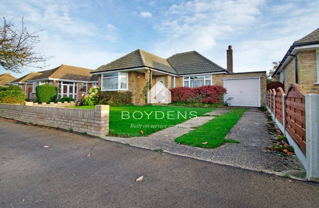 A delightful bungalow ideally located in a quiet tree-lined avenue and close to the seafront