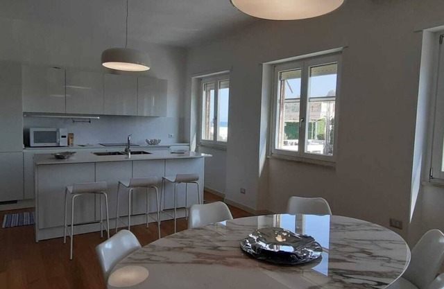 Un nuevo apartamento de diseño de 100 metros cuadrados a poca distancia de la playa.