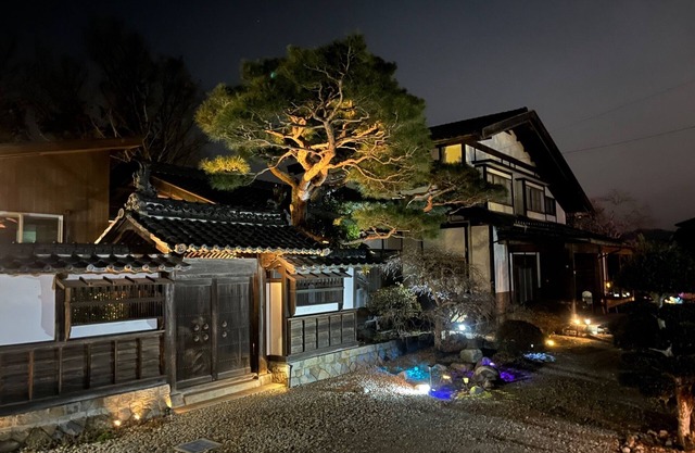 A detached room with a cypress bath overlooking the garden and a large deck / Kitaazumigun Nagano