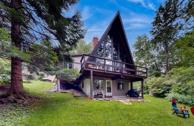 A-frame near Miller Pond & golfing - firepit & deck with forest views