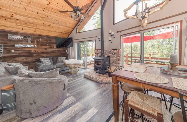 A-Frame of Mind - Beautiful Tri-Level 4 Bedroom 3 Bath in Arnold w/ Gameroom
