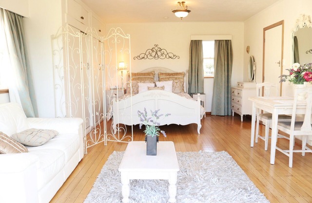 Room for Two es una casa de huéspedes boutique de estilo francés, ubicada en un gran jardín con spa y piscina.