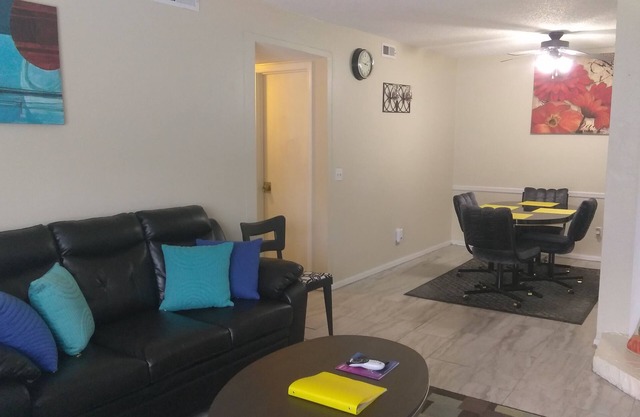 ¡UNA GRAN ENCUENTRO! Descuentos para este encantador, limpio, colorido y cómodo condominio 2B / 2B!