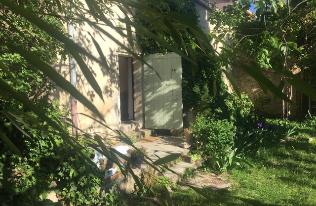 Un jardín de sacerdotes en el corazón de un pueblo provenzal.