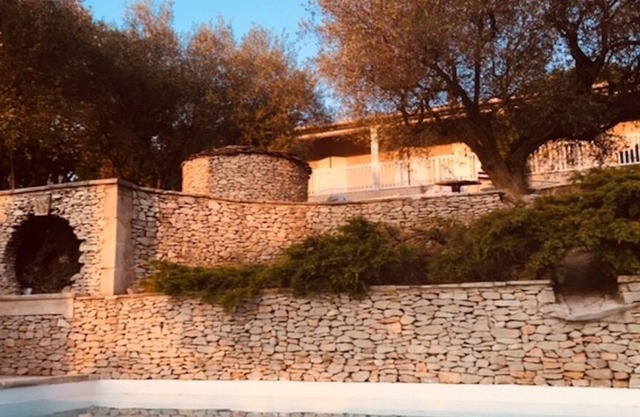 Un remanso de paz junto a la piscina entre Uzès, Nîmes y Avignon.