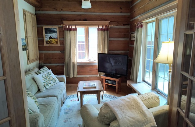 A hidden gem in Thunder Beach, Ontario - Vacation Log Home Rental (Monthly)