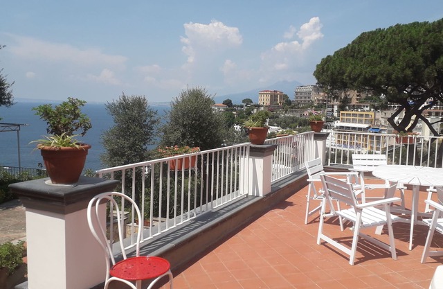 Una casa histórica en el camino a Sorrento. Impresionantes vistas, patios y jardines.