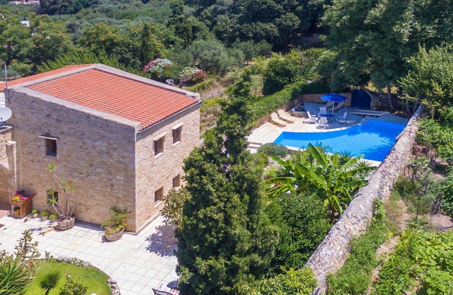¡Un monumento histórico situado en un pueblo tradicional junto a la playa y la ciudad!