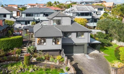 A Home Away from Home - Bucklands Beach Luxury 3-Bedroom Garden Villa