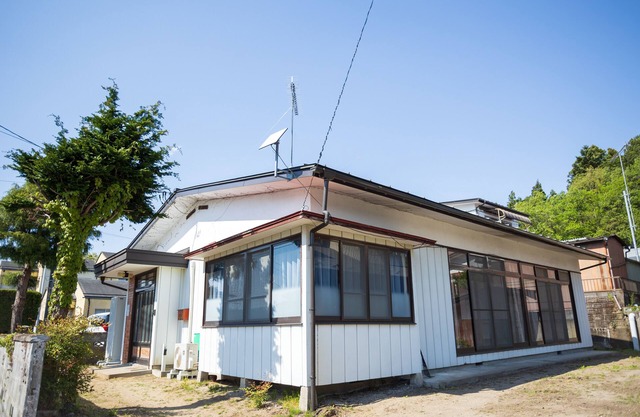 A house 5 minutes on foot from Marumori Station on the Abukuma Kyuko Line. One hour from Sendai Station.