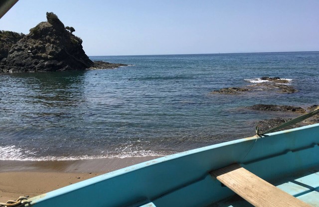 Una casa directamente en la playa de arena con costa rocosa, objeto de ensueño, vista única