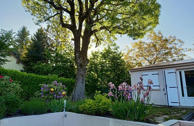 A L'ombre du Frêne, Maison Avec Jardin Arboré. Idéal Pour les Amis de la Nature