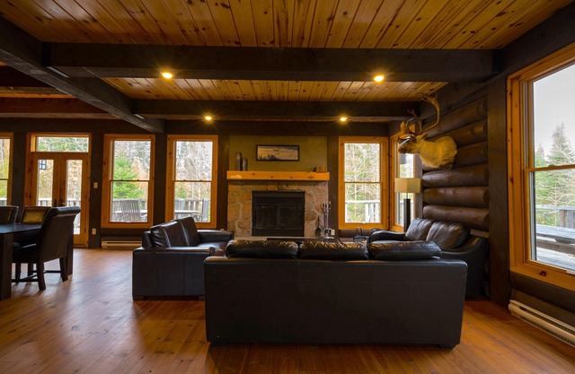 Una cabaña grande y acogedora con spa privado y chimenea por Mont Tremblant