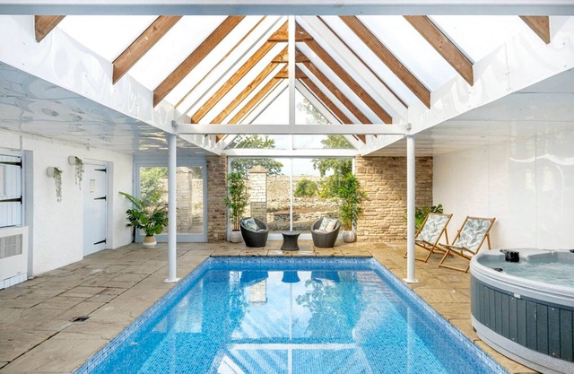 Cotswold Spa House - historic country house for groups