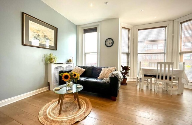 A light and airy sea view apartment just 100m from the beach