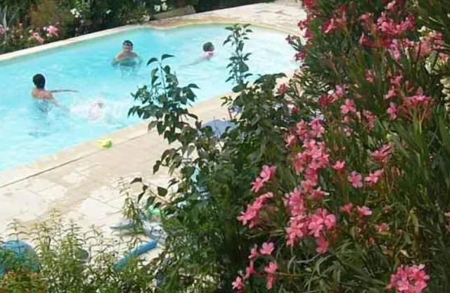 Un pequeño rincón del paraíso con su piscina en una gran finca