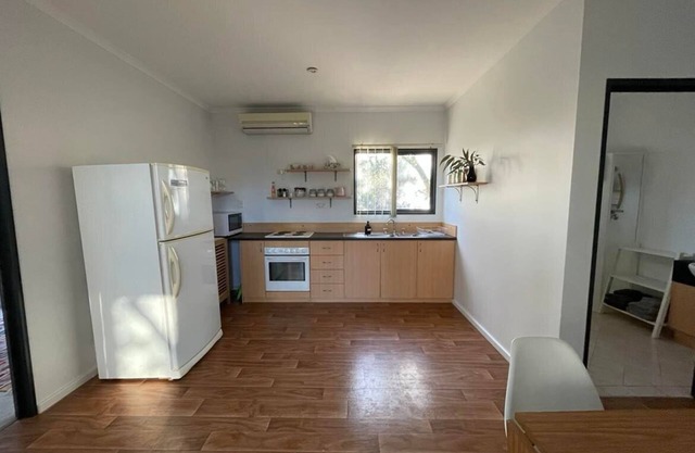 A little retreat : just outside Geraldton. 1 bed+