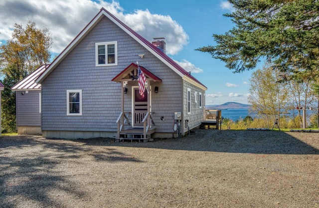 A Lookout at 'The Overlook' - Fall in love with this Rangeley cabin!