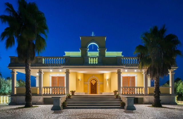 Una encantadora villa rodeada de vegetación, con piscina y wifi.