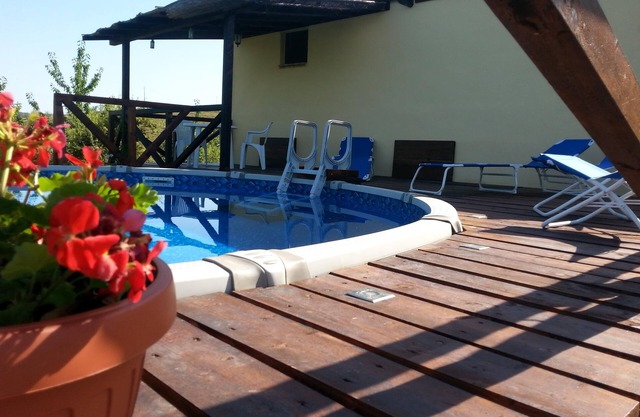 Una cabaña restaurada con amor con piscina privada aislada