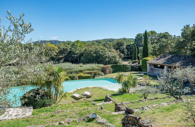 A magnificent property in the Alpilles oozing with the charm of Provence – Sleeps 18