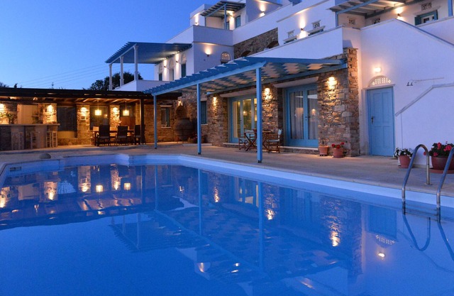 Una magnífica villa en un jardín mediterráneo, con piscina comunitaria.