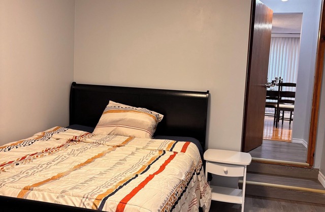 A min walk to the zoo and University!2 bed apartment