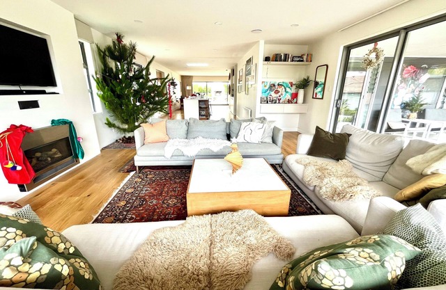 A modern Havelock North home with pool, spa and great indoor / outdoor living!