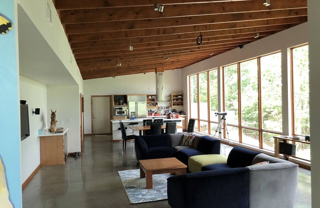 Un hogar moderno ubicado en los acantilados del lago Greers Ferry.