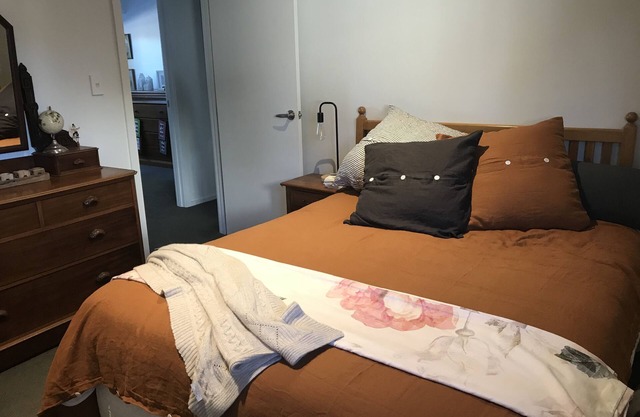 Una casa moderna cerca de la ciudad y de la playa que da a un parque arbolado