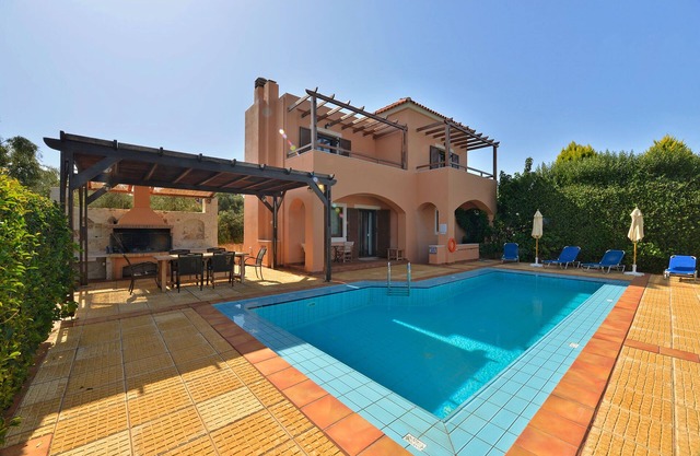 Una villa aislada moderna con piscina privada y vista panorámica