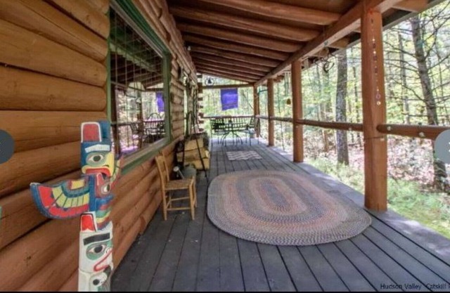 Una moderna cabaña de madera "Estado del Arte" ubicada en una serena propiedad arbolada.