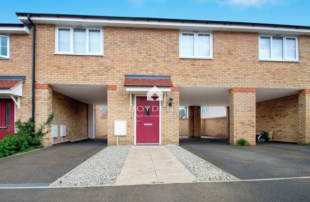 A modern touch to a tradtional seaside getaway with this two bedroom coach in Walton on the Naze.
