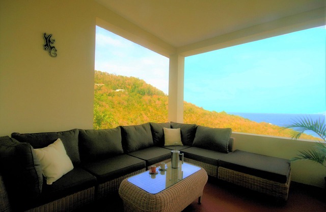 Serenity - Una villa moderna con piscina y vistas increíbles.