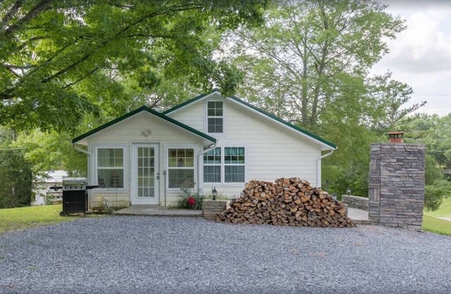 A Mountain Cottage 2 Bedroom Cabin by RedAwning
